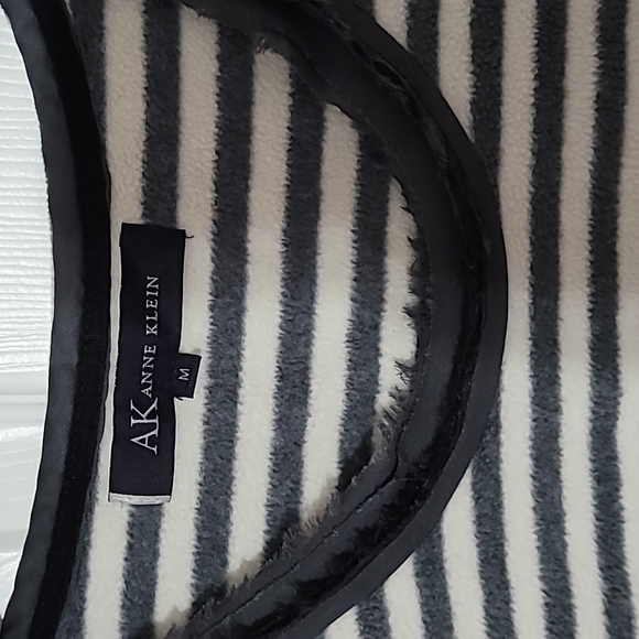 Anne Klein Tops - Anne Klein sweatshirt grey stripe fleece sz.M EUC